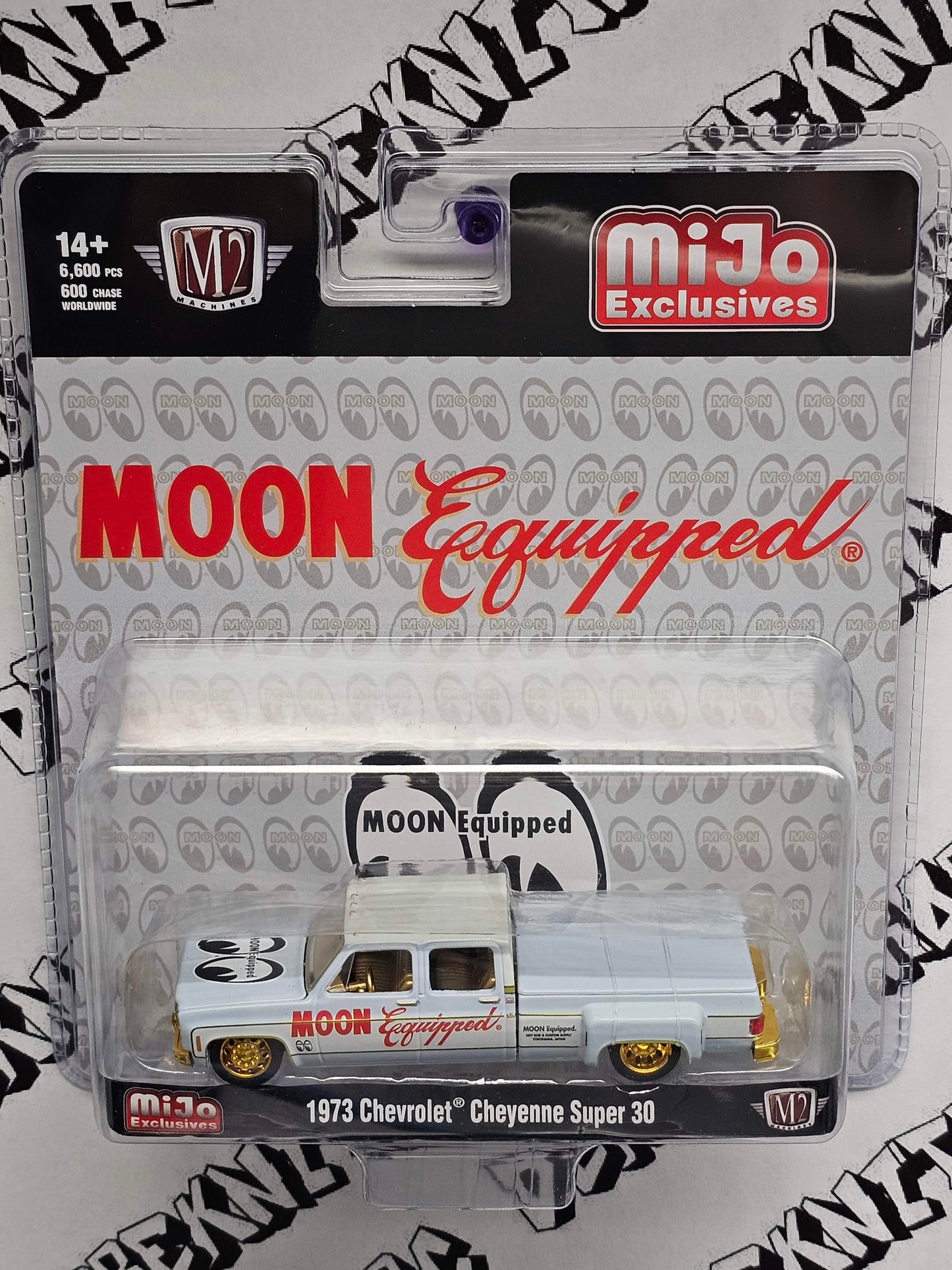 M2 Machines Chase 1973 Chevrolet Cheyenne Super 30 Mooneyes Equipped Square Body Truck