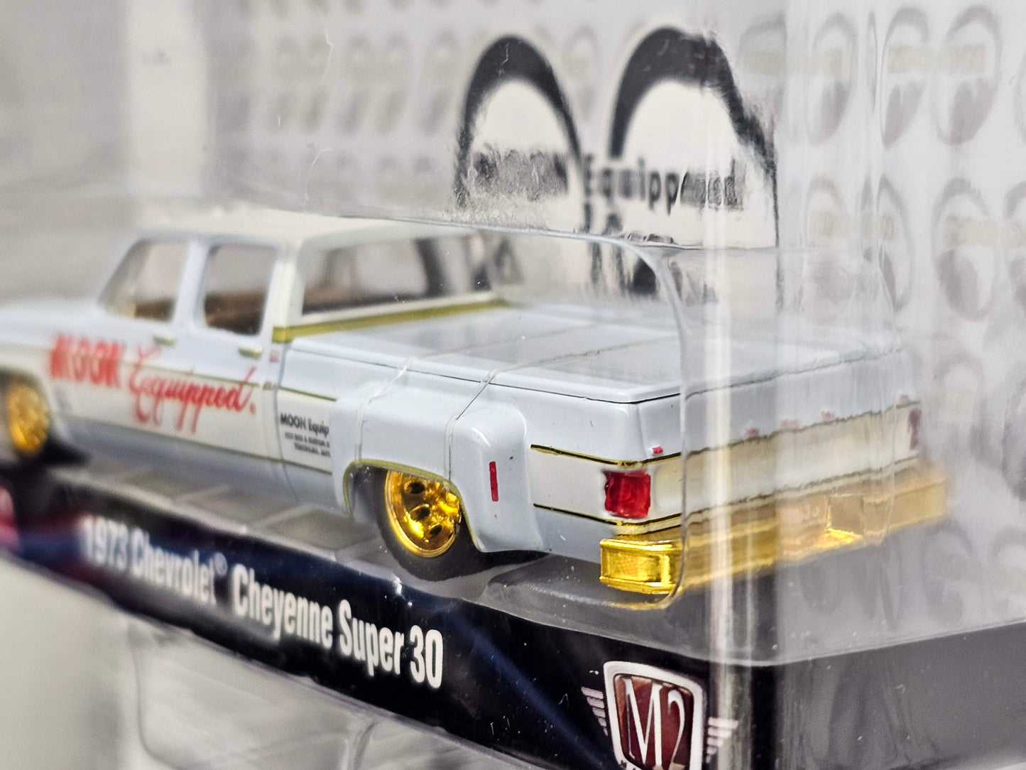 M2 Machines Chase 1973 Chevrolet Cheyenne Super 30 Mooneyes Equipped Square Body Truck